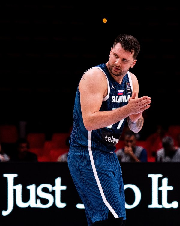 Hỏa lực đầy đủ! Doncic đã đánh bại Jokic từ xa, ghi được 4 trên 9 trong hiệp một và ghi được 24 điểm, 4 rebound và 6 hỗ trợ