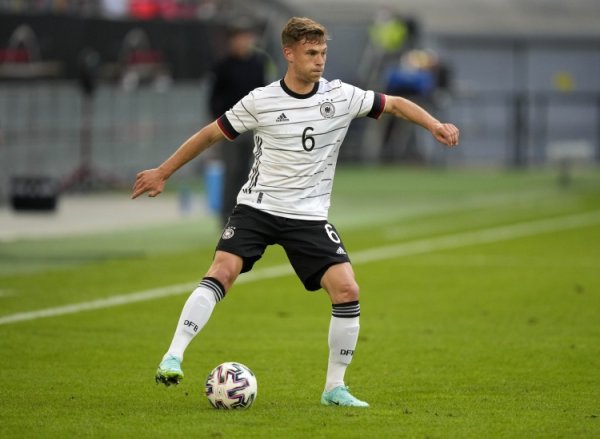 Bierhoff: Kimmich phù hợp hơn để chơi ở hàng tiền vệ. Flins: Anh ấy thà trở lại vị trí hậu vệ phải