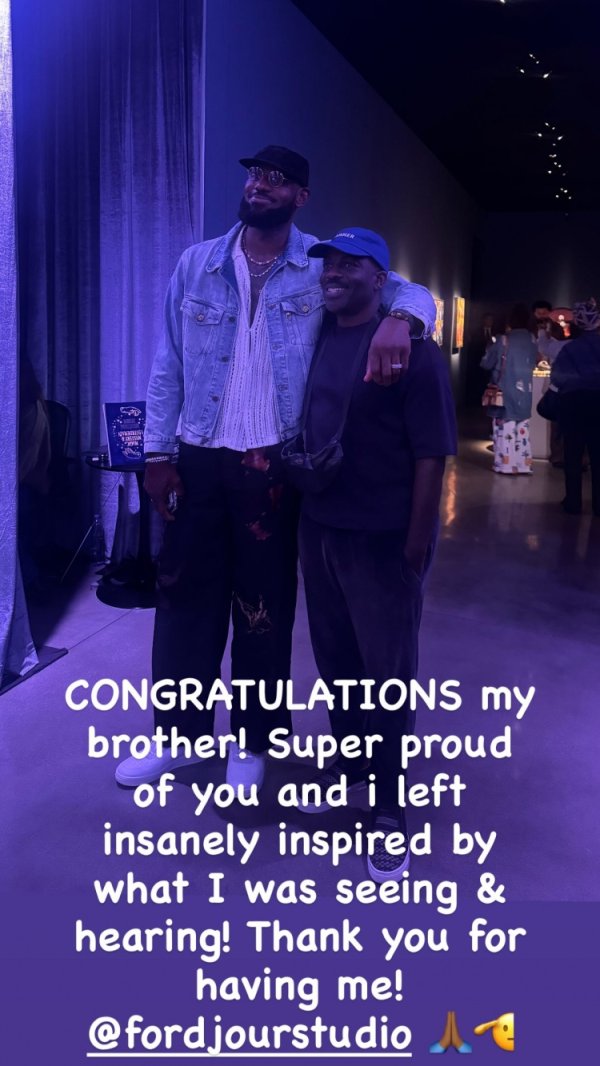 James đăng ảnh chụp cùng họa sĩ: Chúc mừng anh trai tôi! Tôi vô cùng tự hào về bạn. Cảm ơn vì lời mời.