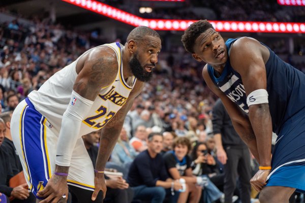 James: Tôi nghĩ Timberwolves vẫn ở đẳng cấp của Vòng chung kết Western Conference. Nó phụ thuộc vào việc Dillingham có thể cải thiện hay không.