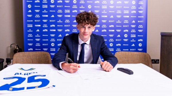 Bài viết: Dortmund, hãng dược quan tâm đến trung vệ Sam Alke của Leeds United, 16 tuổi