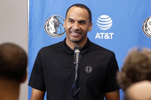 Trò đùa của Lakers: Phòng thủ thực sự có thể giành chức vô địch - Harrison hét lên khi xem trận đấu của Spurs trong nhà thương điên!