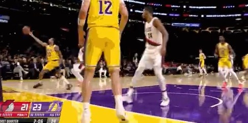 Trình độ quá thấp! Laravia mắc lỗi giao bóng, Lakers giao bóng vô ích