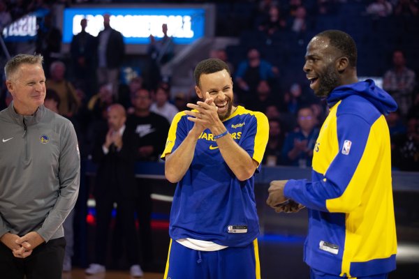 Curry nói về đội hình lạ: Đây là ý tưởng rất đặc trưng của phong cách Cole. Mọi người đều đã quen với phương pháp này.