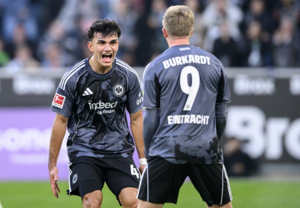 Quan chức Frankfurt: Tiền vệ Uzun dính chấn thương cơ và thời gian vắng mặt sẽ được xác định. Tôi chúc anh ấy bình phục nhanh chóng!