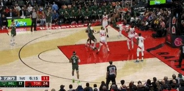 Lớp học dành cho người mới bắt đầu! Antetokounmpo đánh bại Boyles bằng một pha dự phòng và dễ dàng kết thúc bằng một cú ném bóng bằng hai tay.