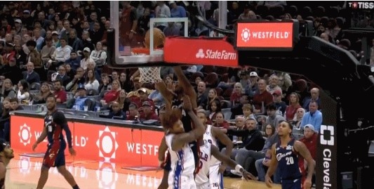 Thắp sáng sân nhà! Little Mobley nhổ hành trên đất khô và dìm Oubre một cách thô bạo, đồng thời còn bị phạt thêm!