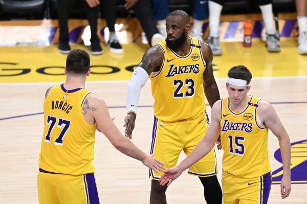Truyền thông Lakers: James dự kiến ​​sẽ ra mắt mùa giải vào giữa tháng 11 với Zhan Dongli và Baai trong đội hình xuất phát