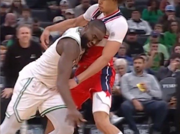 Bạn càng vẽ, nó càng tối hơn! Jaylen Brown đổ lỗi cho AI vì ＂fan chân tóc＂: Chuyện này đang vượt quá tầm kiểm soát!