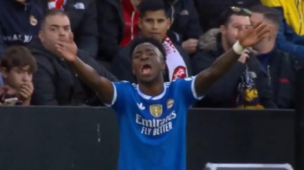 Chơi không vui! Vinicius hét vào mặt Courtois trong trận đấu: Đừng đá nữa! Bạn đang thực hiện một đường chuyền ngắn?