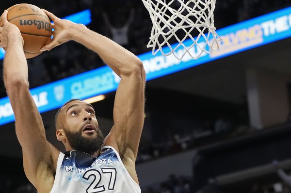 Rất tích cực để đi xuống nhanh chóng! Đầu tiên, Gobert thực hiện cú ném bóng bằng hai tay với một bước tiến dài, và sau đó nhanh chóng thực hiện cú ném bóng dễ dàng.