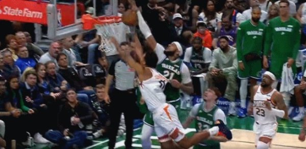 Không có vùng bay trên không! Iguodaro lướt đi để thực hiện cú ném bóng, nhưng Gafford đã từ chối nó bằng một tay.