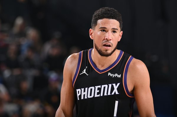 Tấn công sắc bén! Booker ghi được 17 điểm khi thực hiện 6/12 cú sút trong hiệp, 1 lần bật lại và 3 pha kiến ​​​​tạo, đồng thời ghi được 11 điểm trong hiệp hai.