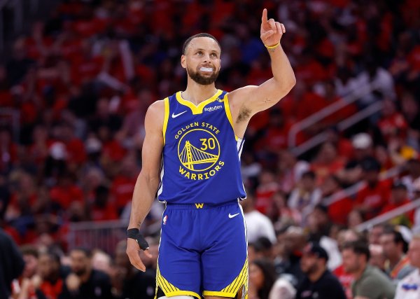 Bình luận: Đối mặt với Curry như thế này, chúng ta chỉ có thể thưởng thức màn trình diễn. Fox có thể giành chiến thắng bất cứ khi nào Spurs ghi bàn.