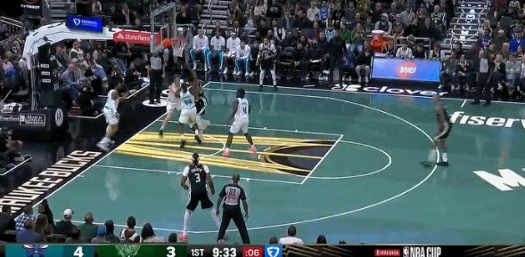 Thực sự không thể đề phòng được nó! Antetokounmpo bắt bóng trong vùng sơn một cách vô lý, một chọi ba, sau đó đứng dậy và lao thẳng vào bằng một tay!