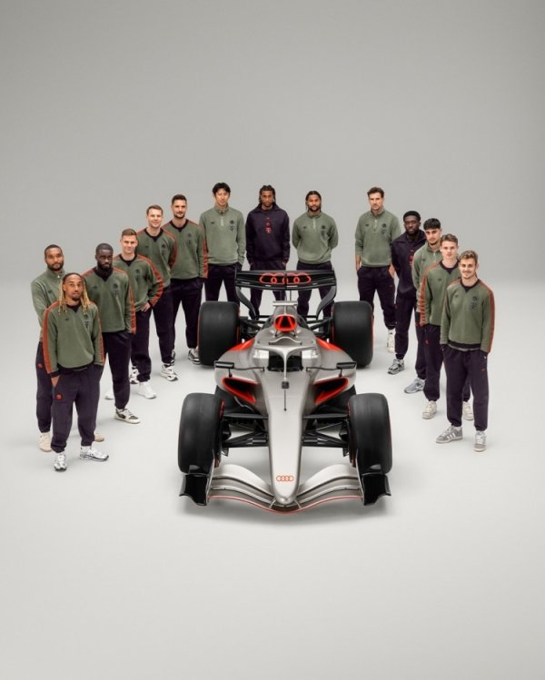 Đội bóng Bayern chụp ảnh tập thể với mẫu xe concept R26 của nhà tài trợ Audi sẽ tham gia giải F1 mùa giải 2026