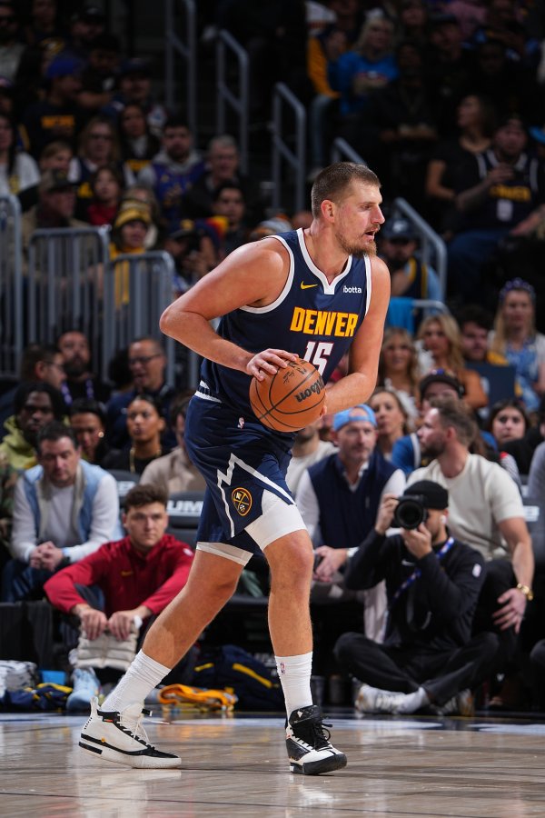Jokic ghi trung bình 34,6 điểm, 12 rebound và 10,9 kiến ​​tạo trong 7 trận vừa qua, tỷ lệ sút trúng đích 26%, 81,8% và Nuggets đã thắng 7 trận liên tiếp.