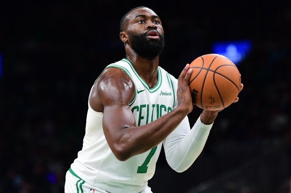 Phong cách anh lớn! Walsh: Jaylen Brown đã giới thiệu cho Mazzula cầu thủ giỏi nhất mà tôi có thể đề phòng trước đối thủ của mình