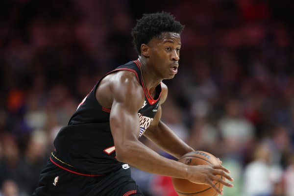 Phá hủy mọi thứ! 76ers cướp bóng và phản công. Edgecomb cất cánh và lướt đi để đập rổ bằng cả hai tay.