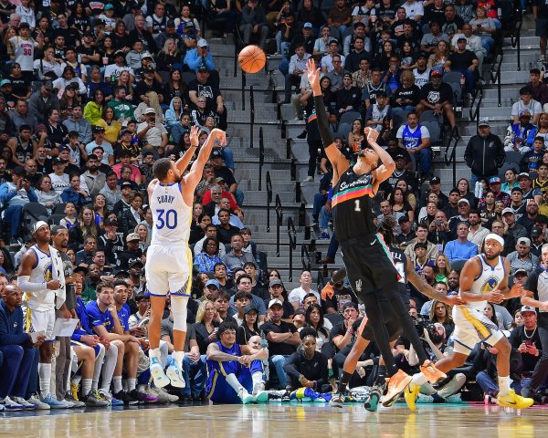 Curry vẫn mặc Under Armor khi thi đấu, nhưng bây giờ anh ấy có thể mặc nó và ký hợp đồng với bất kỳ thương hiệu nào.