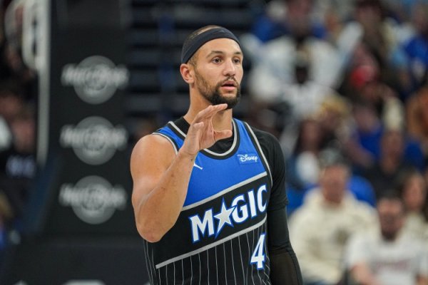 Đi thuyền và ăn bánh bao! The Magic đã thực hiện 18% trong số 34 quả ba điểm, 26 trong số đó và tỷ lệ bắn của họ là 52,9%. Mùa này, con số này chỉ là 33,3%.