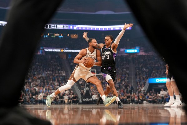 Curry mặc đồ Nike để chơi game trở lại sau 12 năm! Sabrina3 trên đôi chân